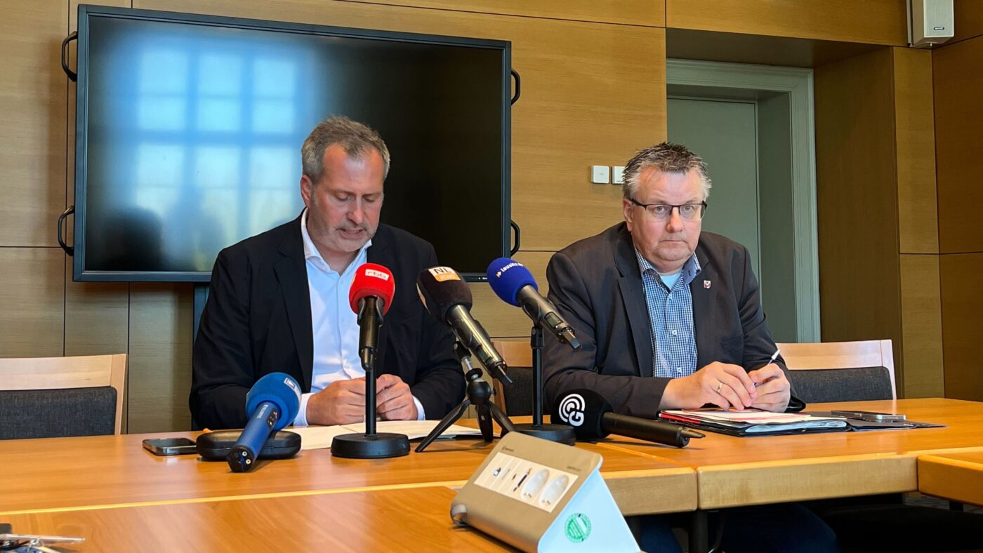 Cottbus Oberbürgermeister Tobias Schick (links) und Pressesprecher Jan Gloßmann (rechts) sitzen an einem Tisch