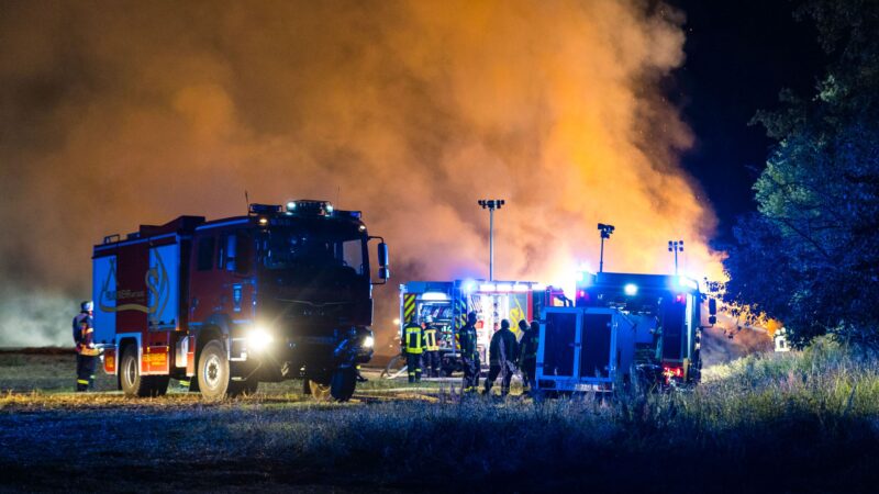Großbrand in Werben – 300 Strohballen in Flammen