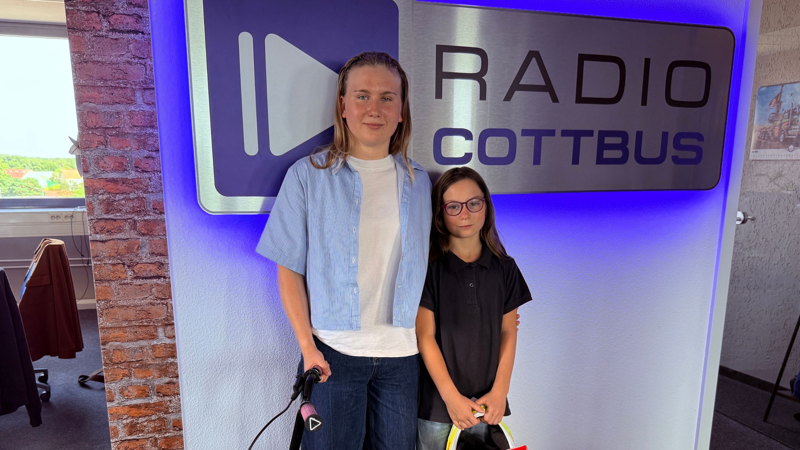 Teja und Mila Rückmann vor dem Radio Cottbus Logo