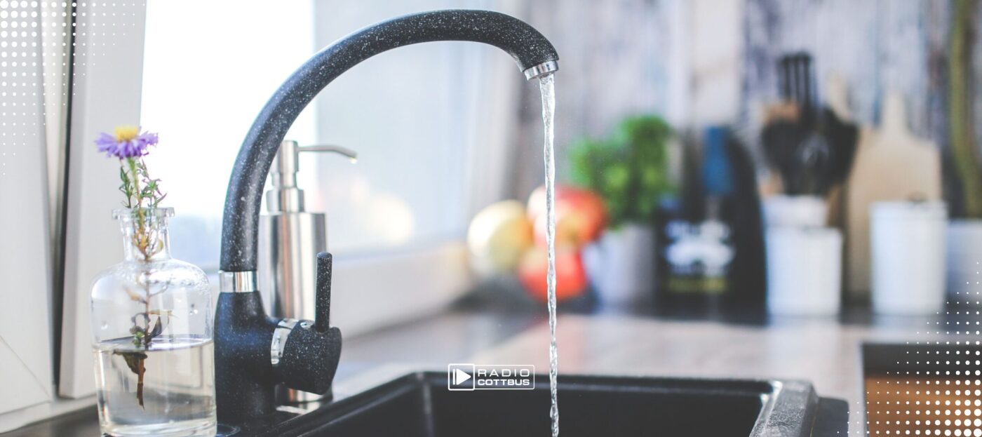 Wasserhahn aus dem Wasser kommt