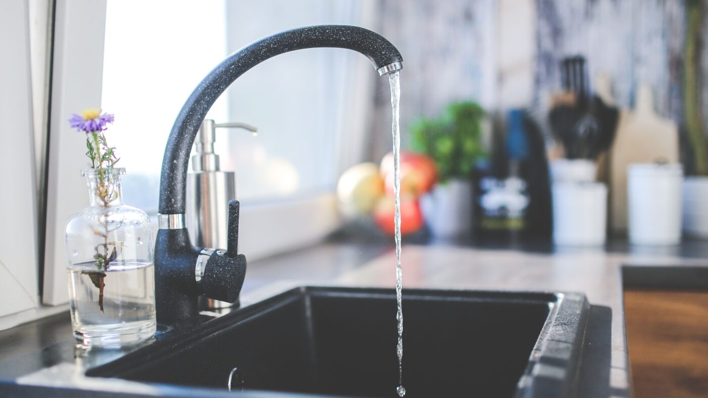 Wasserhahn aus dem Wasser kommt