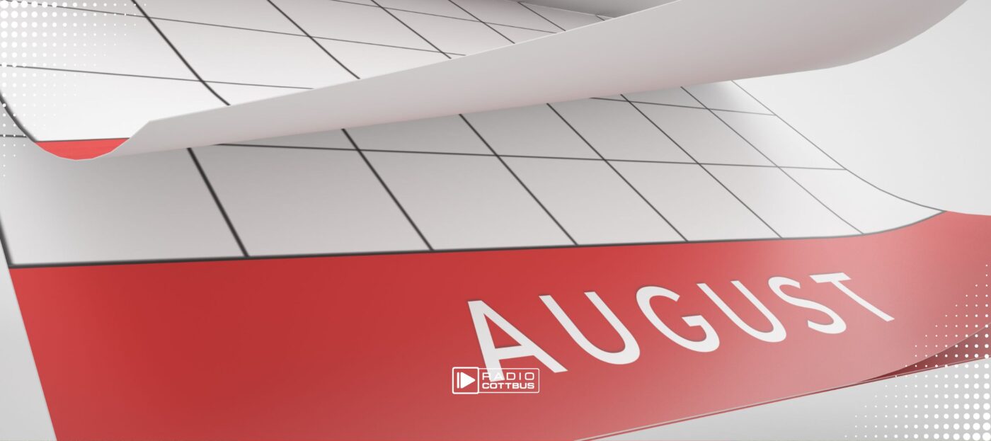 Kalender mit offenem August