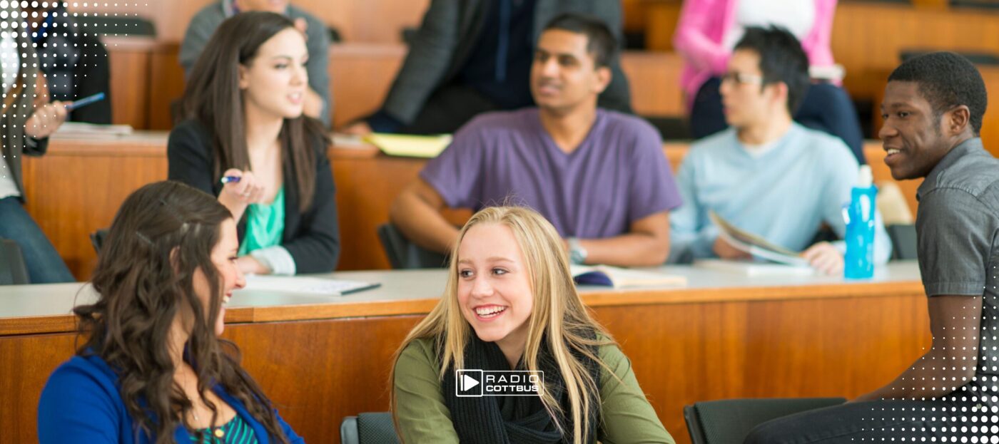 Studenten sitzen in einem Hörsaal