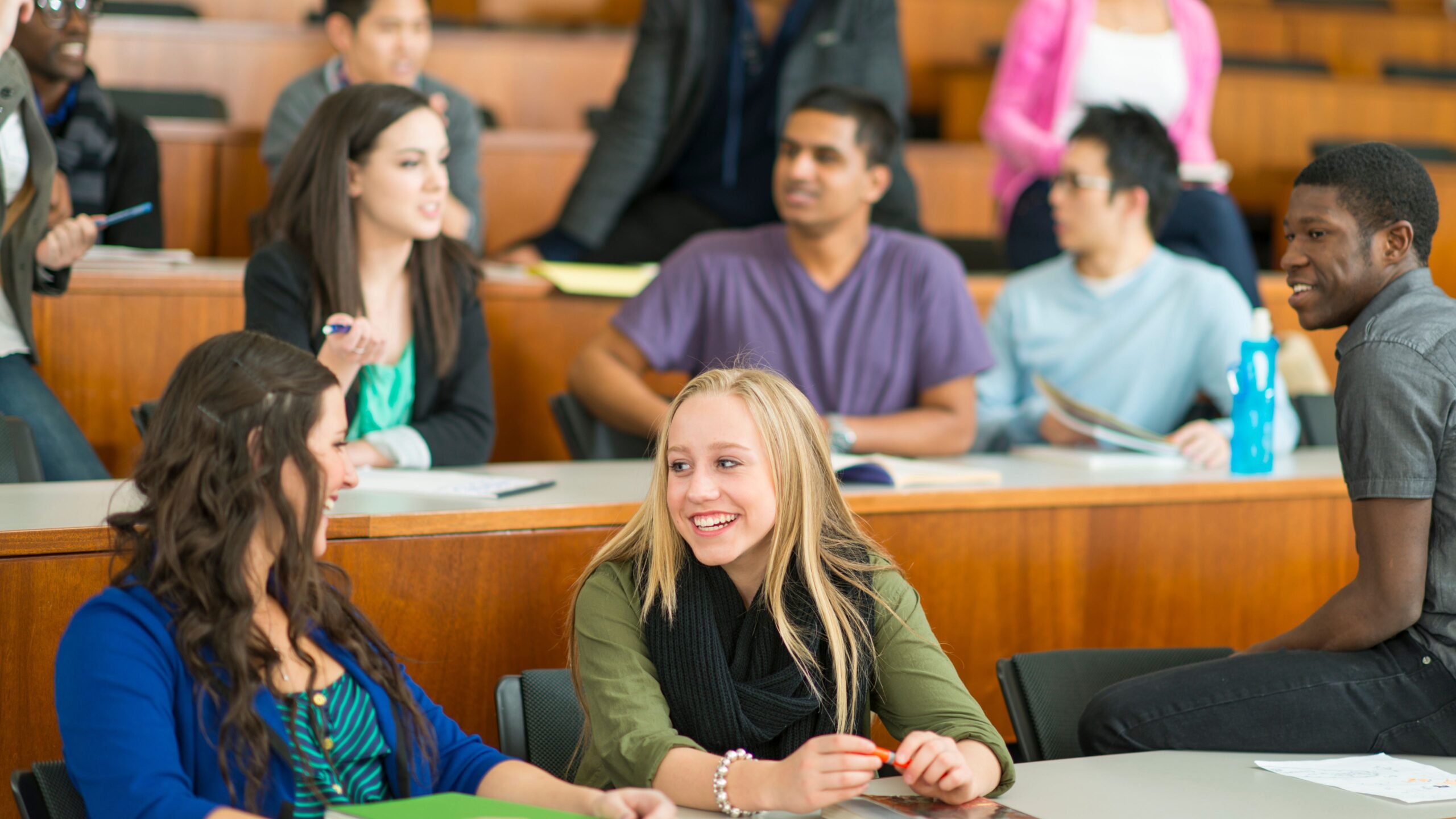 Studenten sitzen in einem Hörsaal