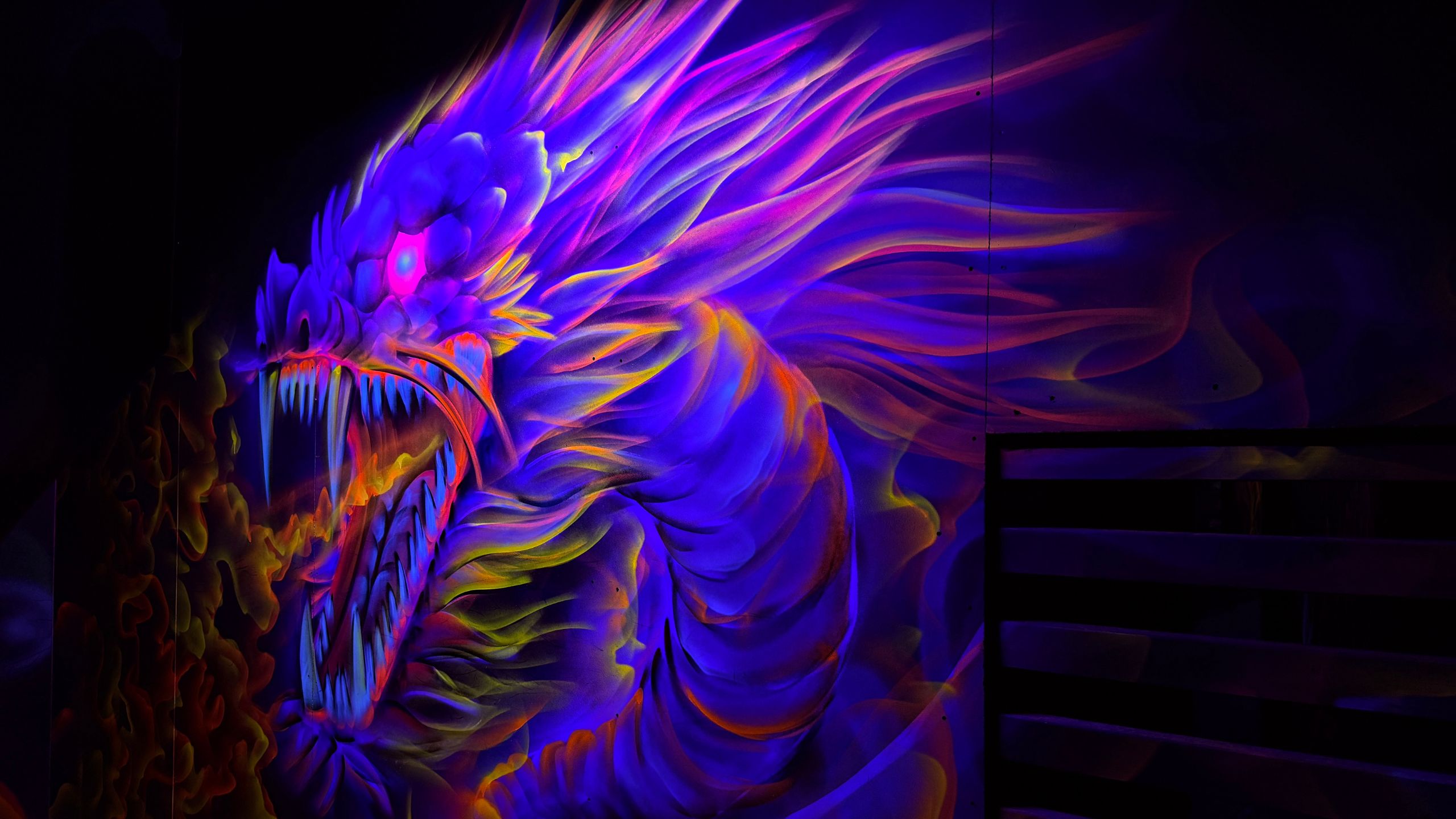 Ein Drache, der im Laserland Cottbus an der Wand zu sehen ist