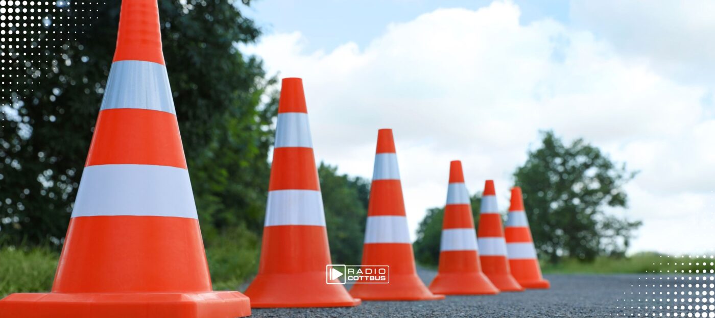 Pylonen als Absperrung auf der Straße