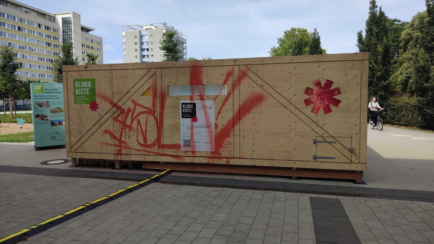 Beschmierte Klima-Kiste in Cottbus