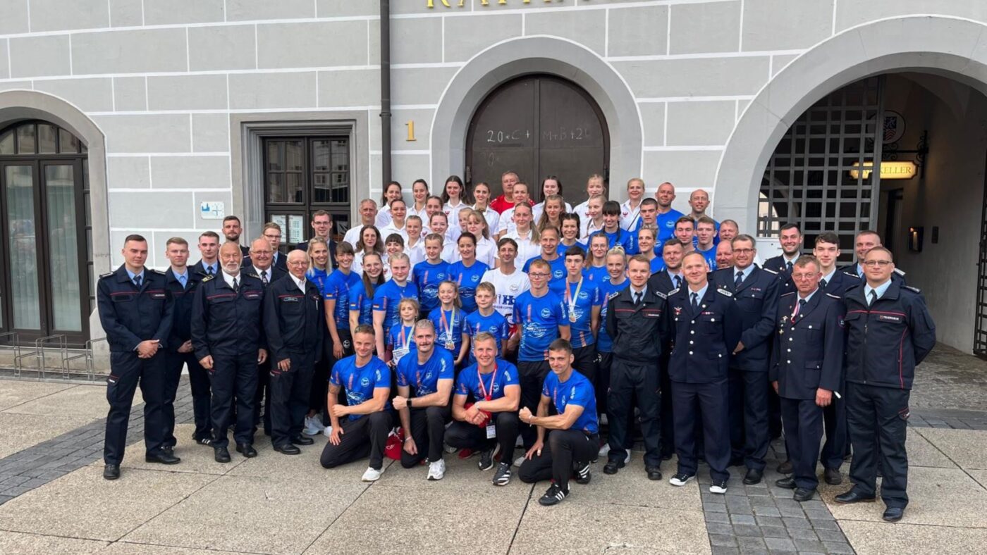 Alle_Mannschaften_Brandenburg_vor_dem_Rathaus_Torgau_mit_Praszdes_Landesfeuerwehrverband_Brandenburg_Rolf_Fünning