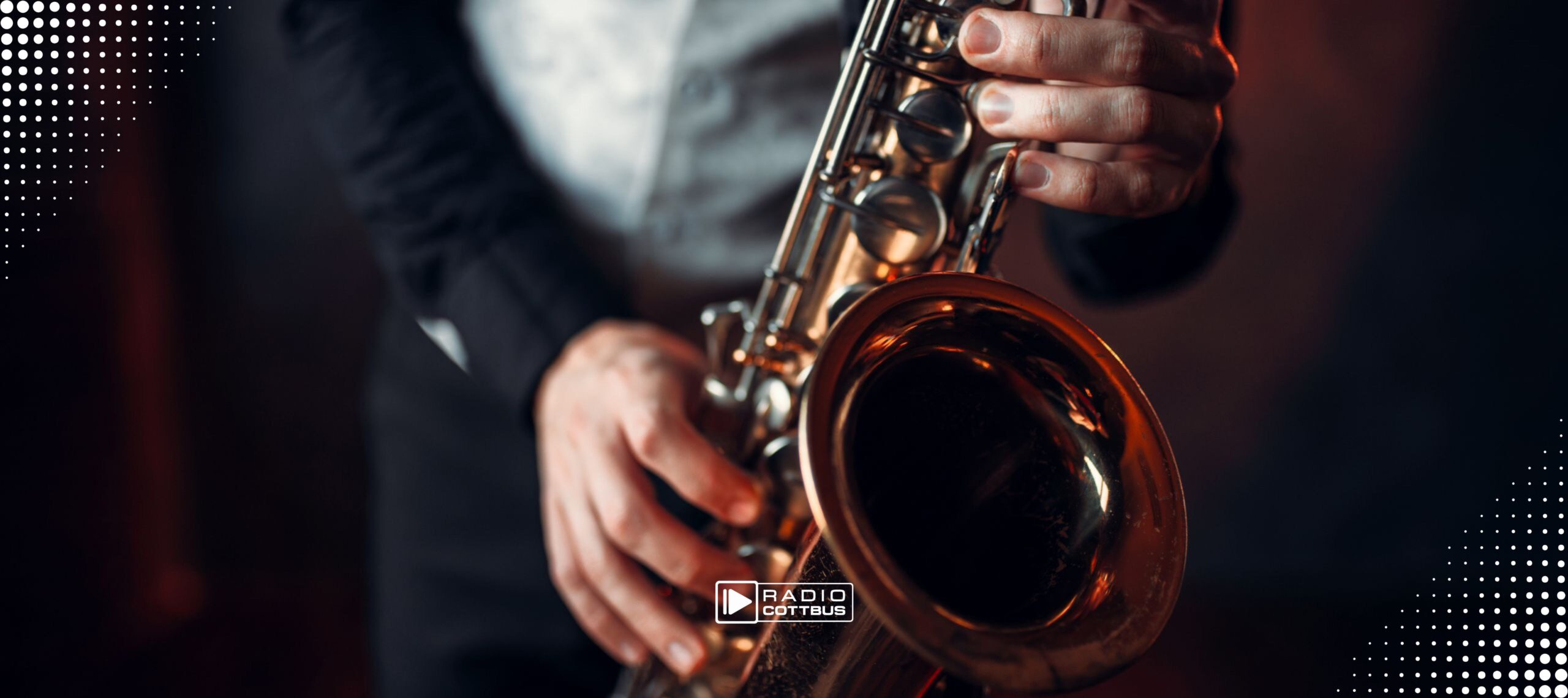 ein Saxophonist mit einem Saxophon in der Hand