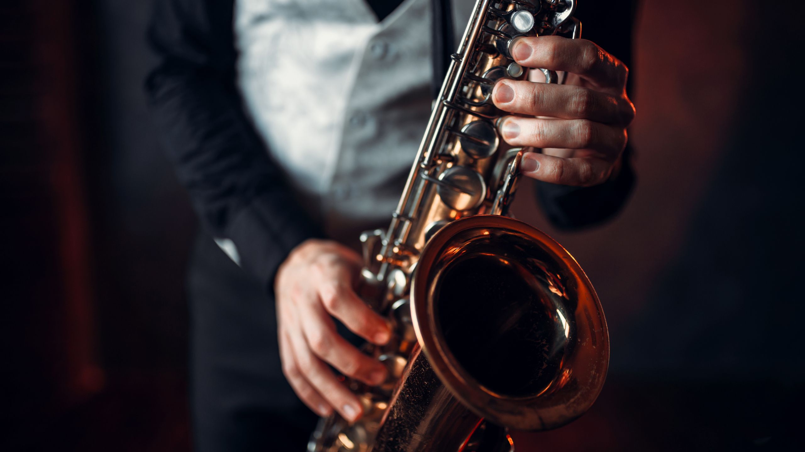 ein Saxophonist mit einem Saxophon in der Hand