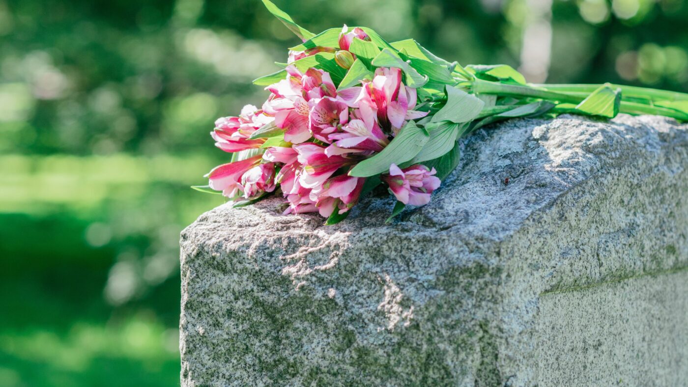 Friedhof Grab mit Blumen auf dem Grabstein