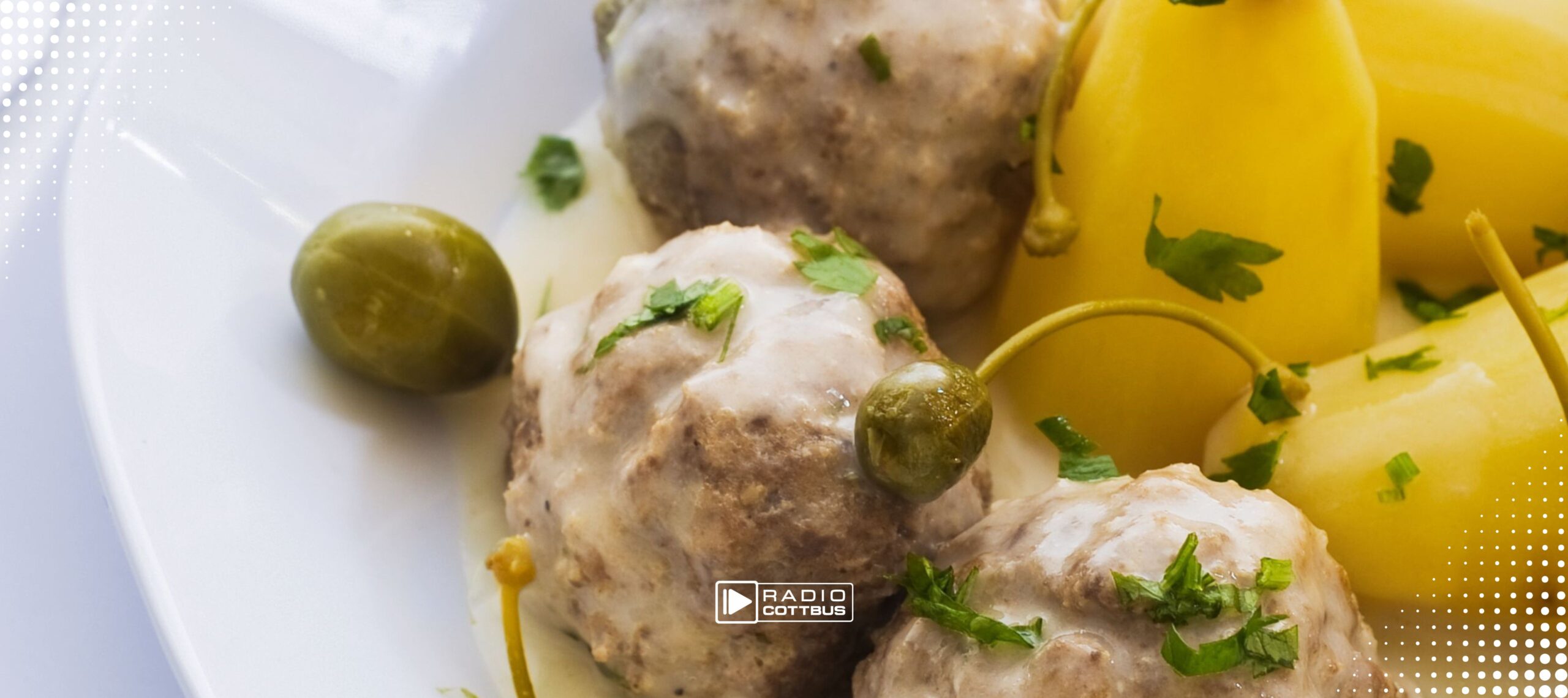 Königsberger Klopse angerichtet mit Salzkartoffeln und Kapern auf einem Teller