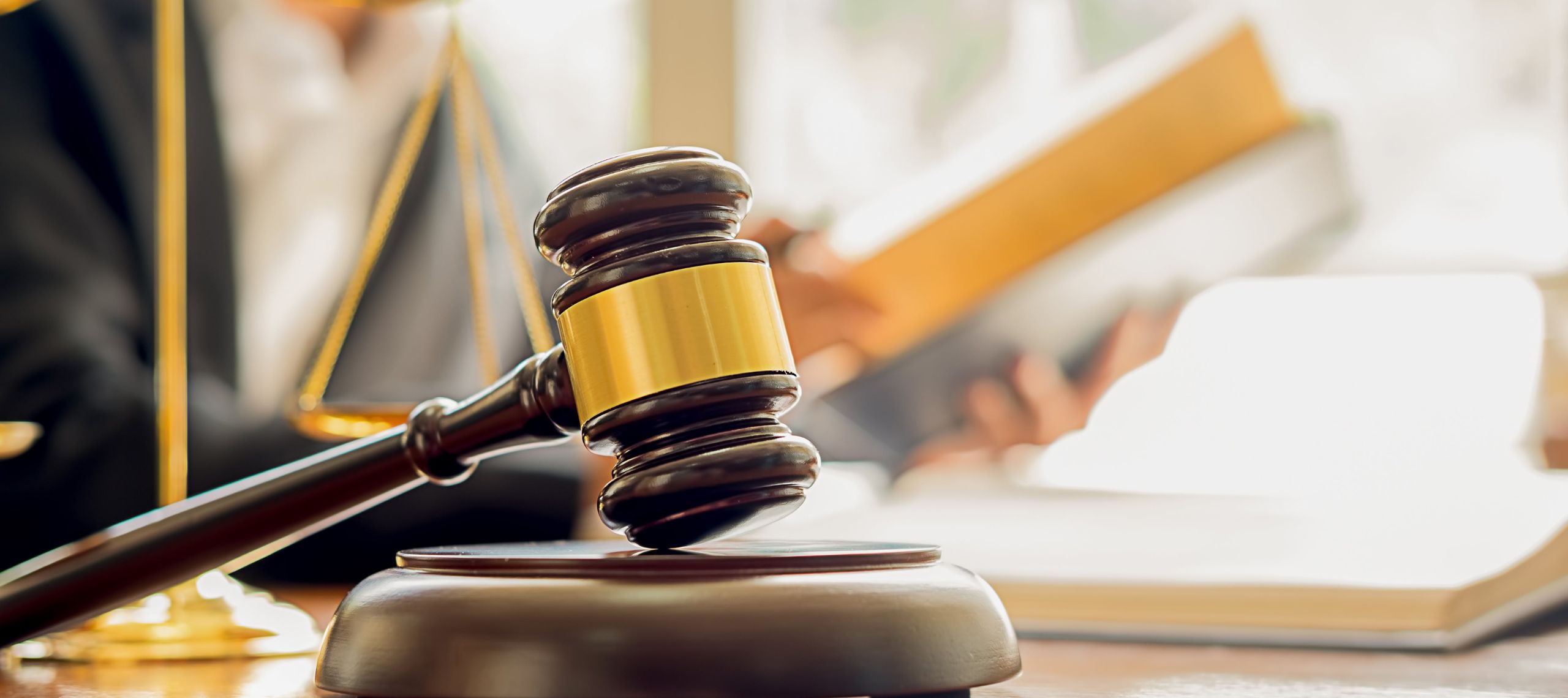 Ein Richter schlägt in einem Prozess mit seinem Hammer bei der Urteilsverkündung auf ein Stück Holz