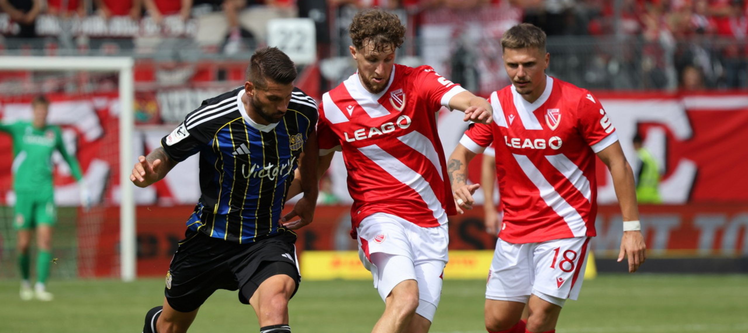 Tim Campulka vom FC Energie im Duell mit Kai Brünker vom 1. FC Saarbrücken