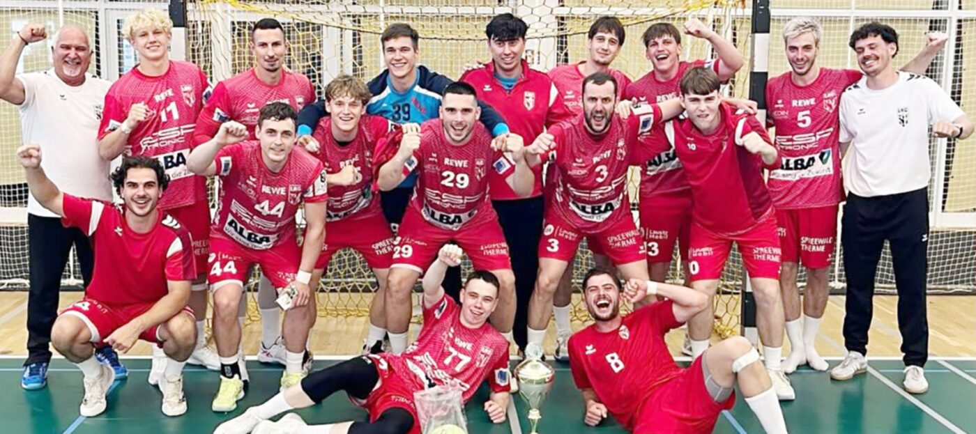 Die Handballer des LHC Cottbus gewinnen den Matthai Cup und jubeln gemeinsam mit dem Pokal vor sich