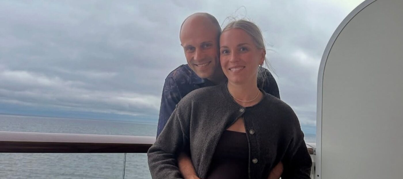Emma Hinze und Maximilian Levy geben mit einem gemeinsamen Foto bekannt, dass sie Eltern werden. Beide haben ihre Hände auf dem Babybauch von Emma