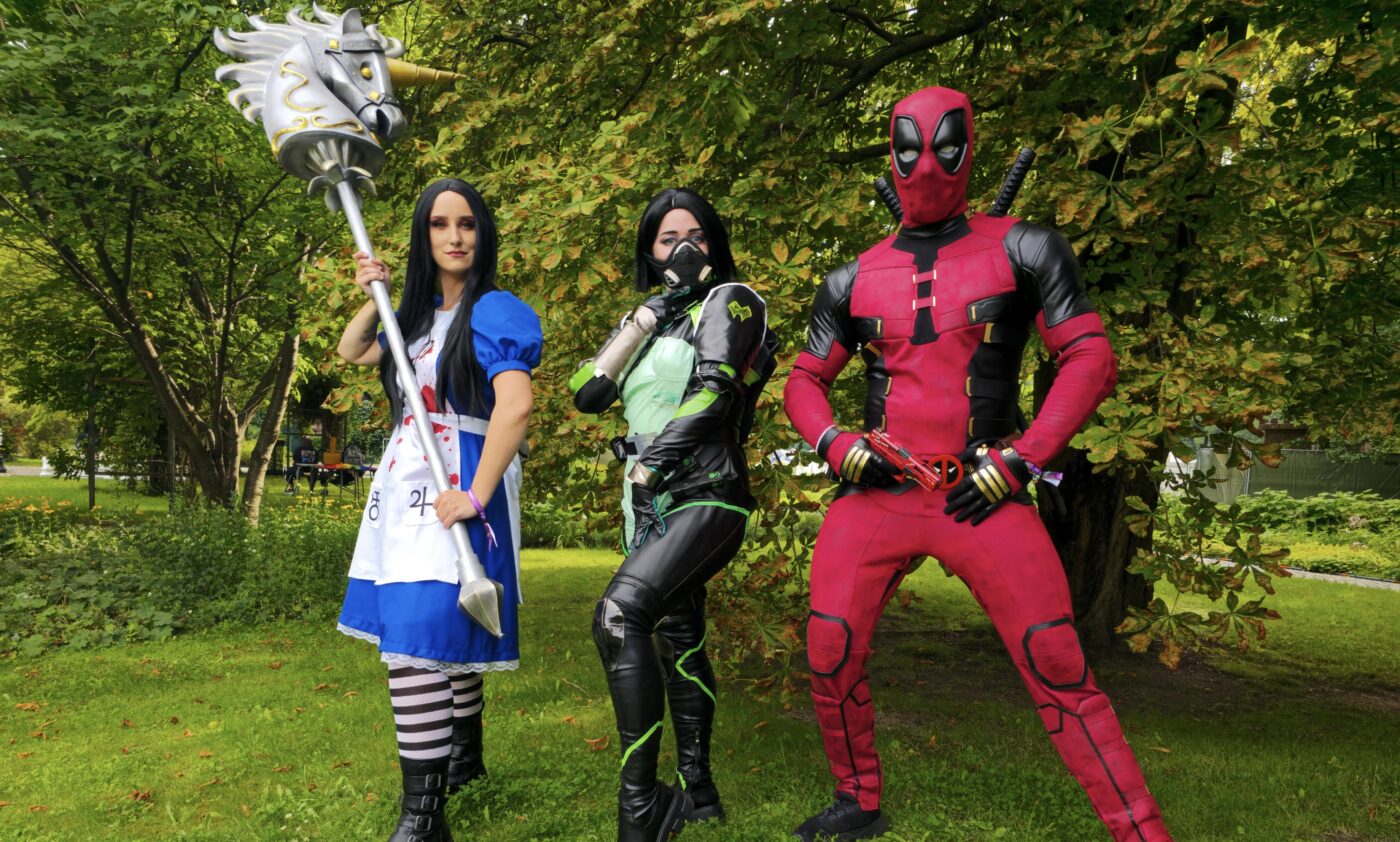 Zwei Frauen und ein Mann kostümiert auf dem Elbenwald-Festival in Cottbus