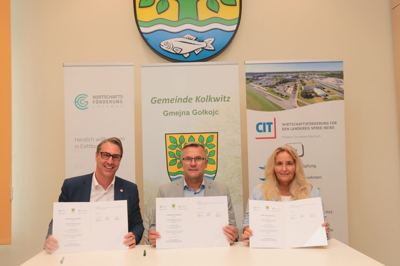 Kooperationsvereinbarung Gemeinde Kolkwitz, CIT und EGC (c) Gemeinde Kolkwitz (Mathias Klinkmüller): Unterzeichnet haben den Kooperationsvertrag v.l.: Tim Berndt (Geschäftsführer EGC), der Bürgermeister Karsten Schreiber und Heike Gensing (Geschäftsführerin CIT).