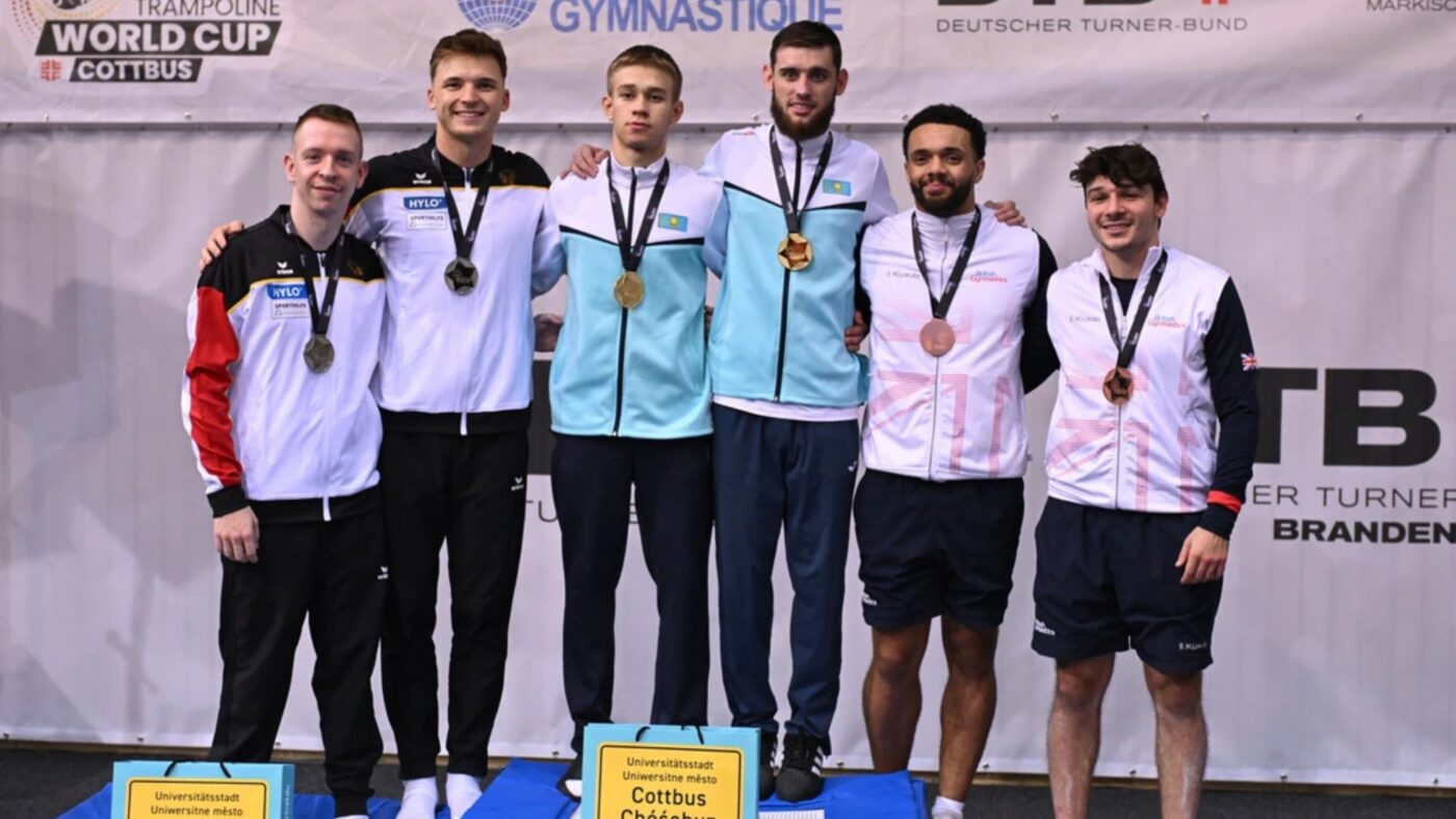 Die Sieger vom Trampolin Weltcup in Cottbus im Synchronspringen: Silber für Fabian Vogel und Caio Lauxtermann, Gold für Danil Mussabayev und Nikita Tumakov und Bronze für Zak Perzamanos und Corey Walkes