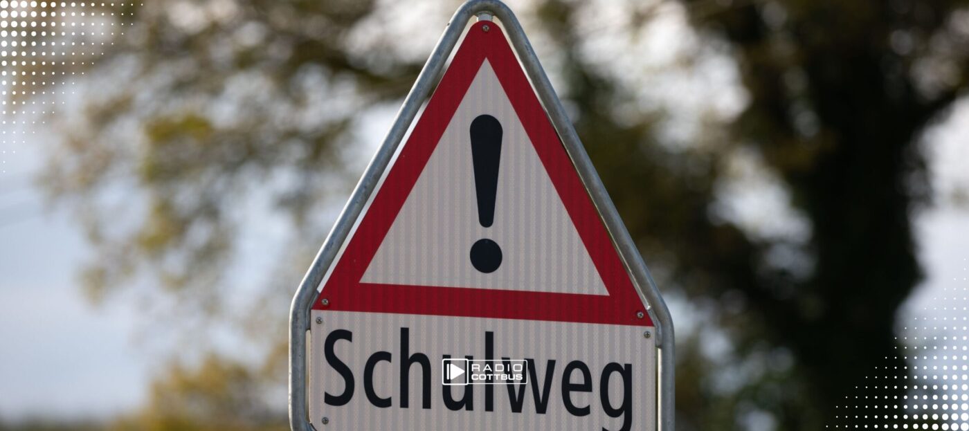 Ein Verkehrsschild mit Schulweg Unterschrift