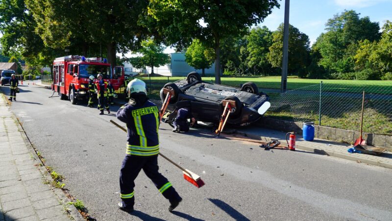 Auto überschlägt sich in Döbern
