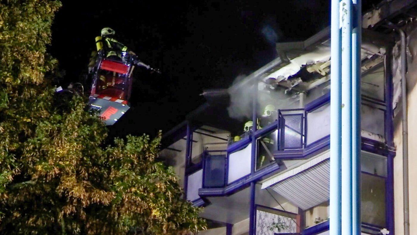 Feuerwehr löscht mit einem Kran den Wohnungsbrand in Hoyerswerda