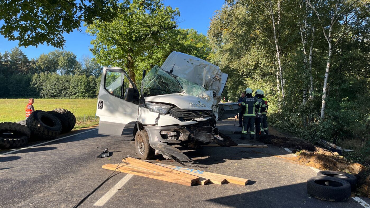 Ein schwer beschädigter Transporter nach einem tödlichen Unfall auf der B96 bei Schwarzkollm