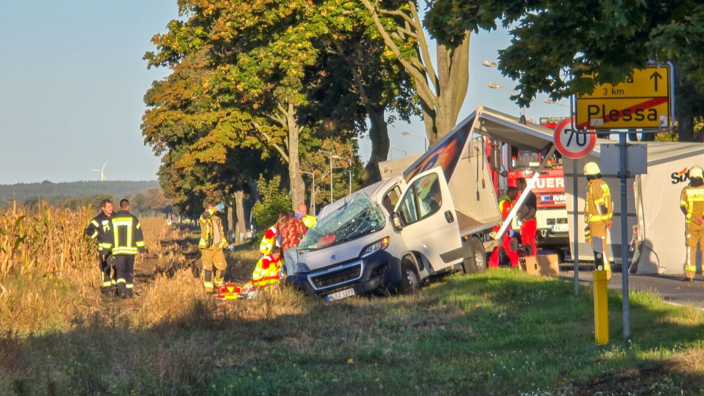 Unfall auf der B169 - ein Mietwagen Transporter kracht gegen einen Baum