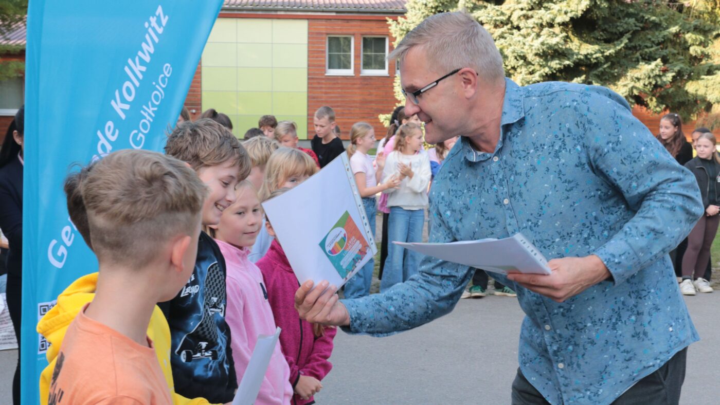 Die Sieger:innen des Kolkwitzer Lesesommers 2025 bekommen in der Kolkwitzer Grundschule ihre Urkunden überreicht