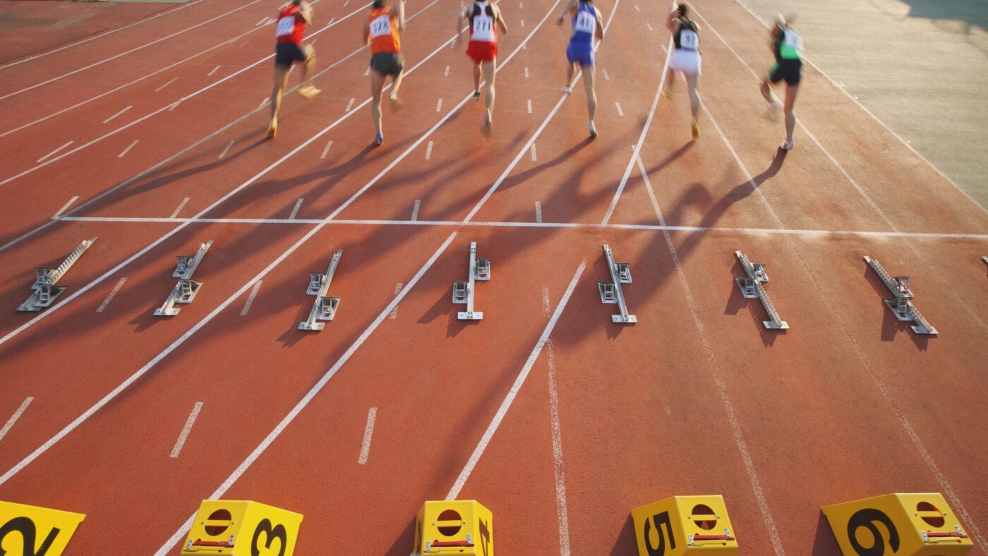 Sechs Sportler sind von Sprint-Startblöcken gestartet