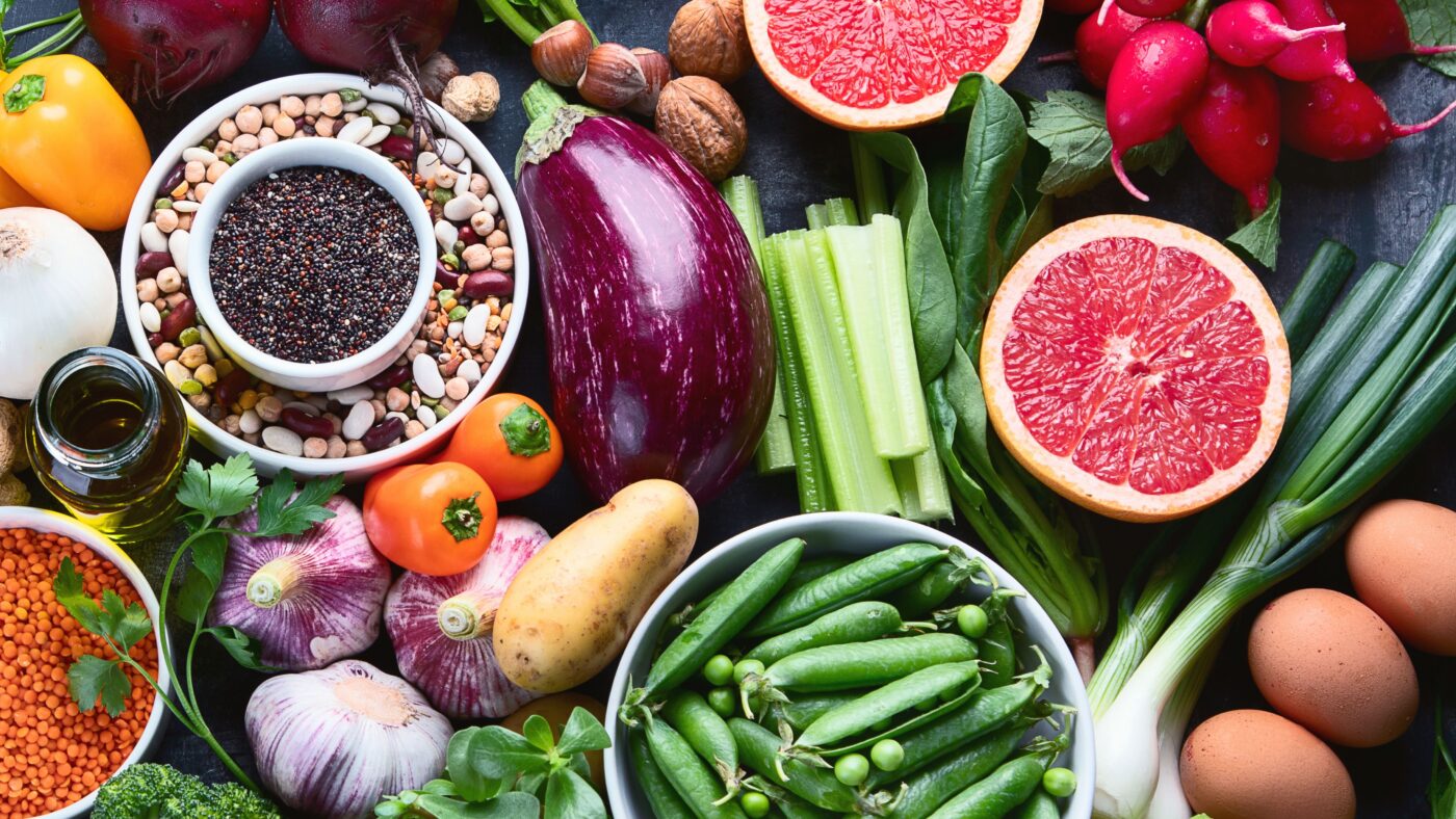 Verschiedene Obst, Öle und Gemüse auf dem Tisch