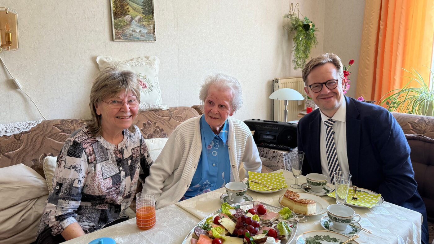 Dora Rumsch mit Senftenbergs Bürgermeister Andreas Pfeiffer an einem gedeckten Geburtstagstisch mit Schnittchen und Kaffee