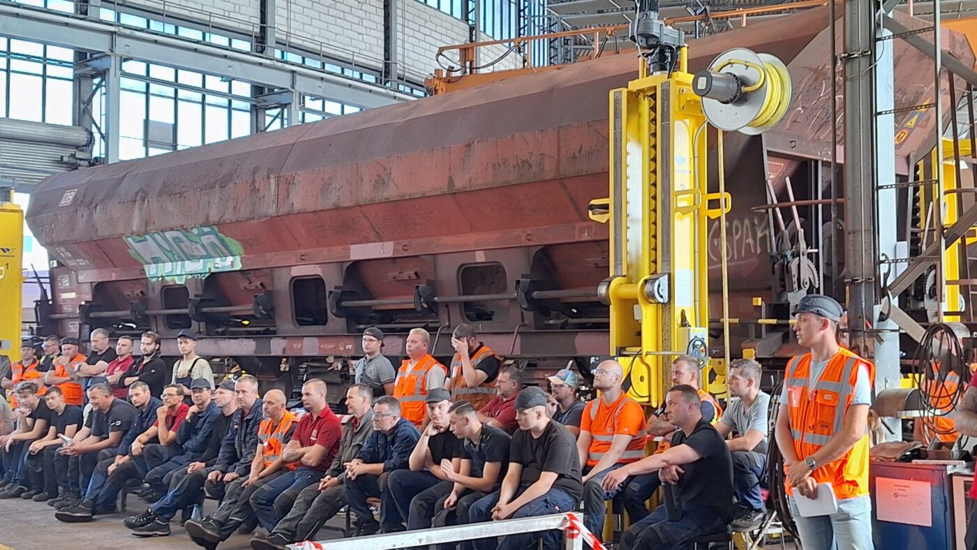Sorgenvolle Gesichter und Zukunftsangst bei Schlossern, Instandhaltern, Mechatronikern im Lokschuppen der DB Cargo-Werkstatt in Senftenberg bei der Teilbetriebsversammlung am Donnerstag. Die Güterverkehrstochter der Bahn plant, die Werkstatt in Senftenberg zu schließen. Eine Botschaft, die die Belegschaft kalt getroffen hat.