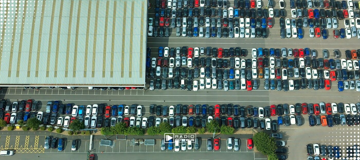 Ein riesiger Parkplatz, mit vielen Autos und einer Übdachung
