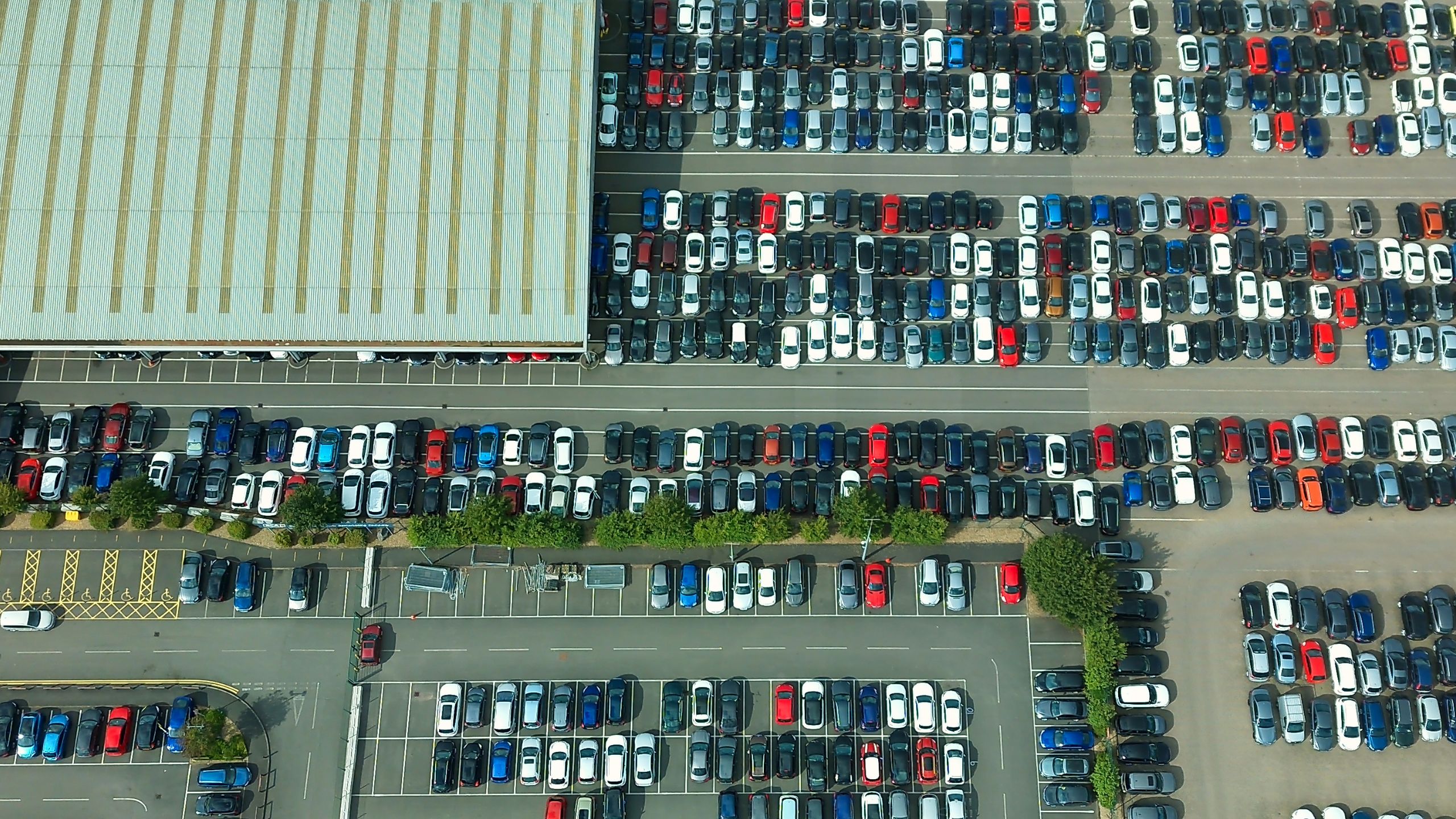 Ein riesiger Parkplatz, mit vielen Autos und einer Übdachung