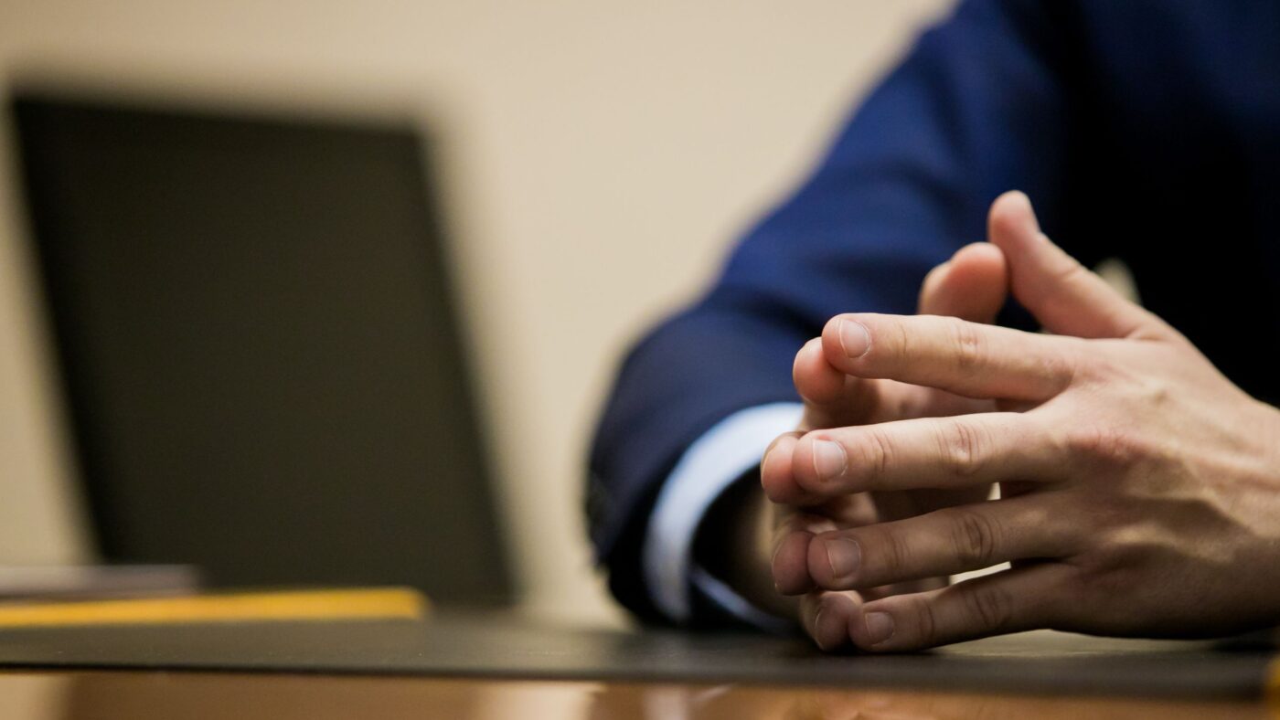 Politiker faltet seine Hände