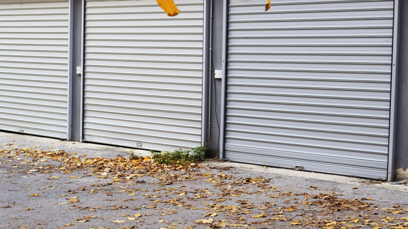 Garagentore, vor denen das Herbstlaub herunter fällt