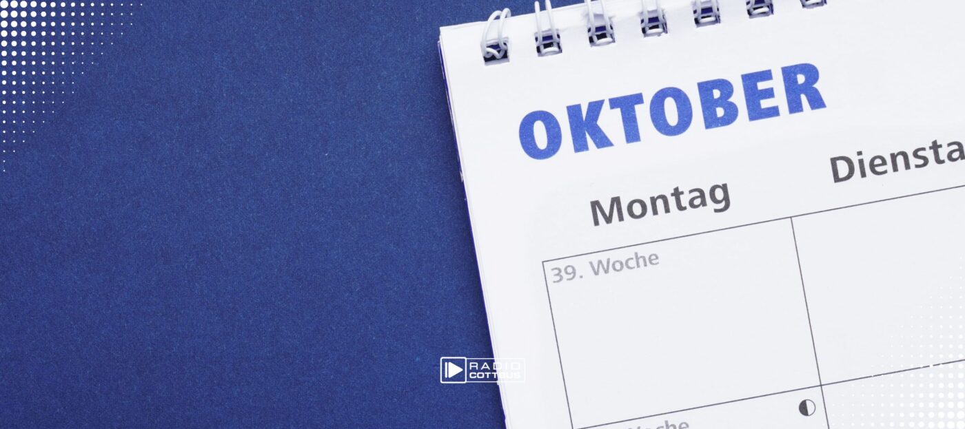 Kalender vor blauem Hintergrund. Kalender zeigt Oktober