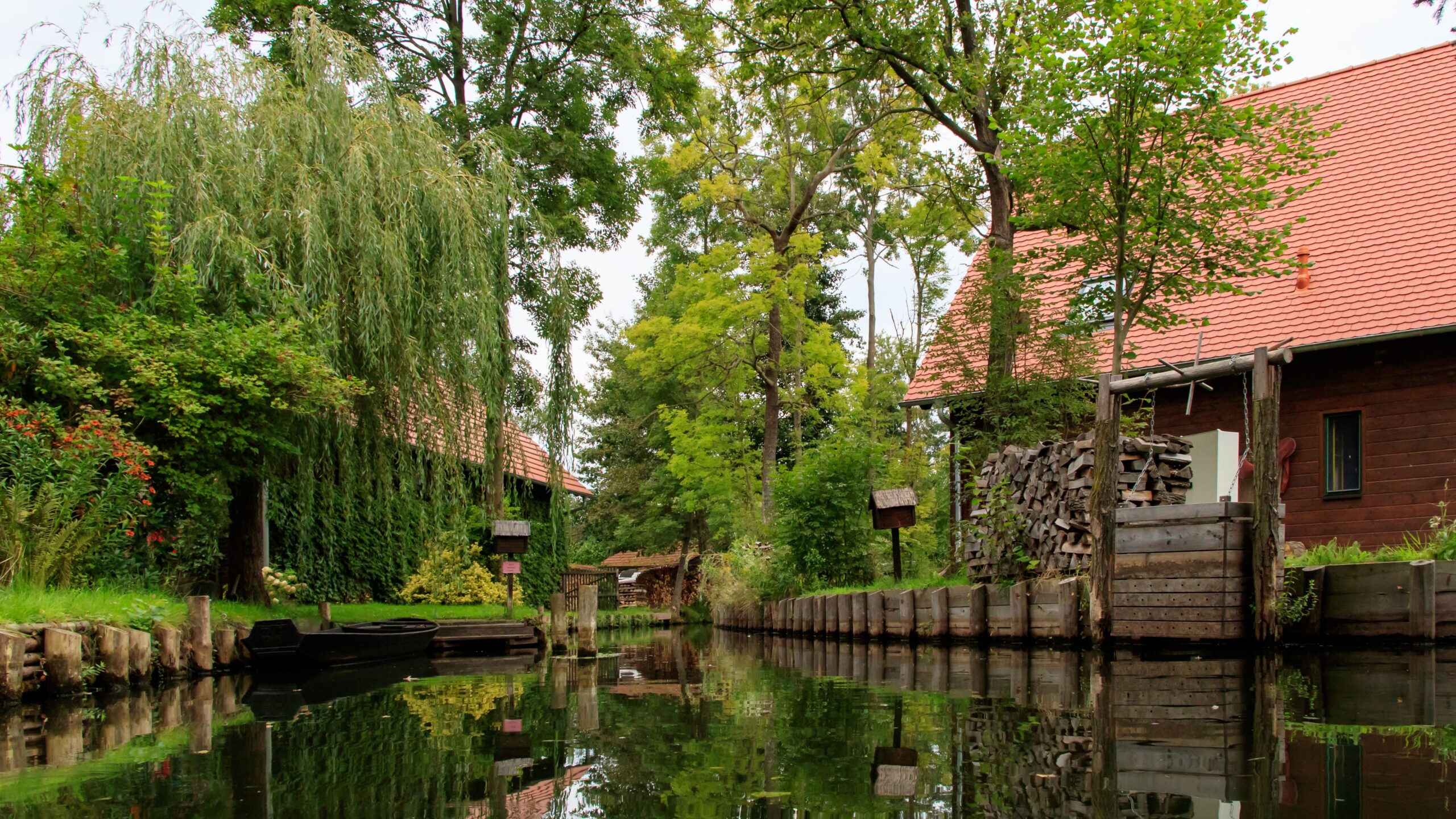 Ein Dorf im Spreewald, die Spree und links und rechts zwei alte Häuser