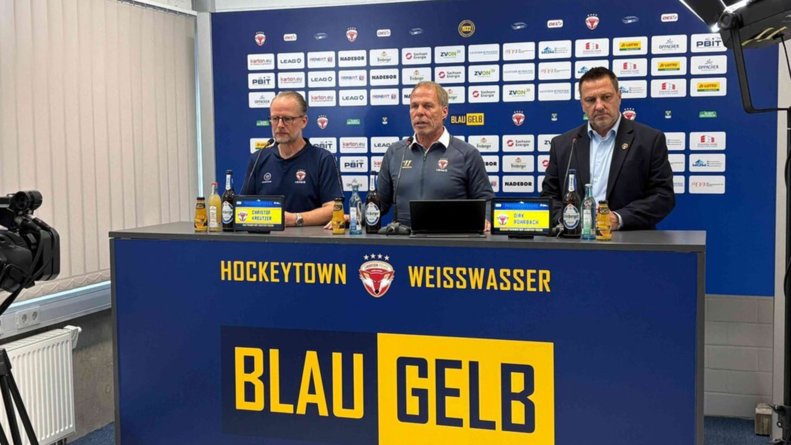 Lausitzer Füchse Cheftrainer Christof Kreutzer, Pressesprecher Frank Budszuhn und Geschäftsführer Dirk Rohrbach bei der Saison-Pressekonferenz