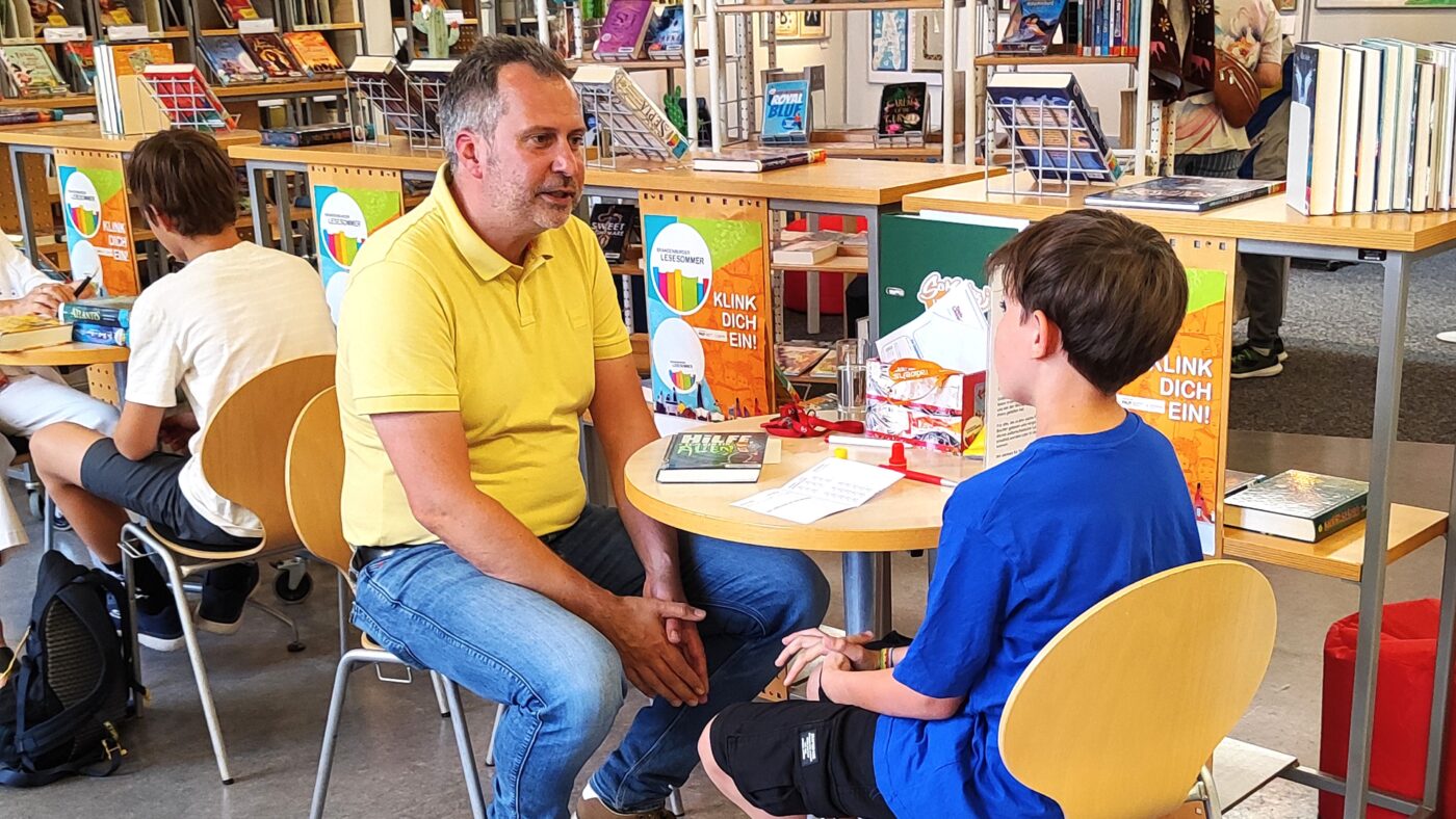 Der Cottbuser Oberbürgermeister Tobias Schick im Brandenburger Lesesommer im Gespräch mit Clubmitglied Anton Wedemeier, c Juliane Ahrens