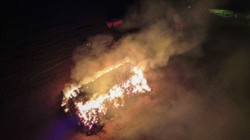 Großeinsatz in Groß Schacksdorf: Strohballen in Flammen