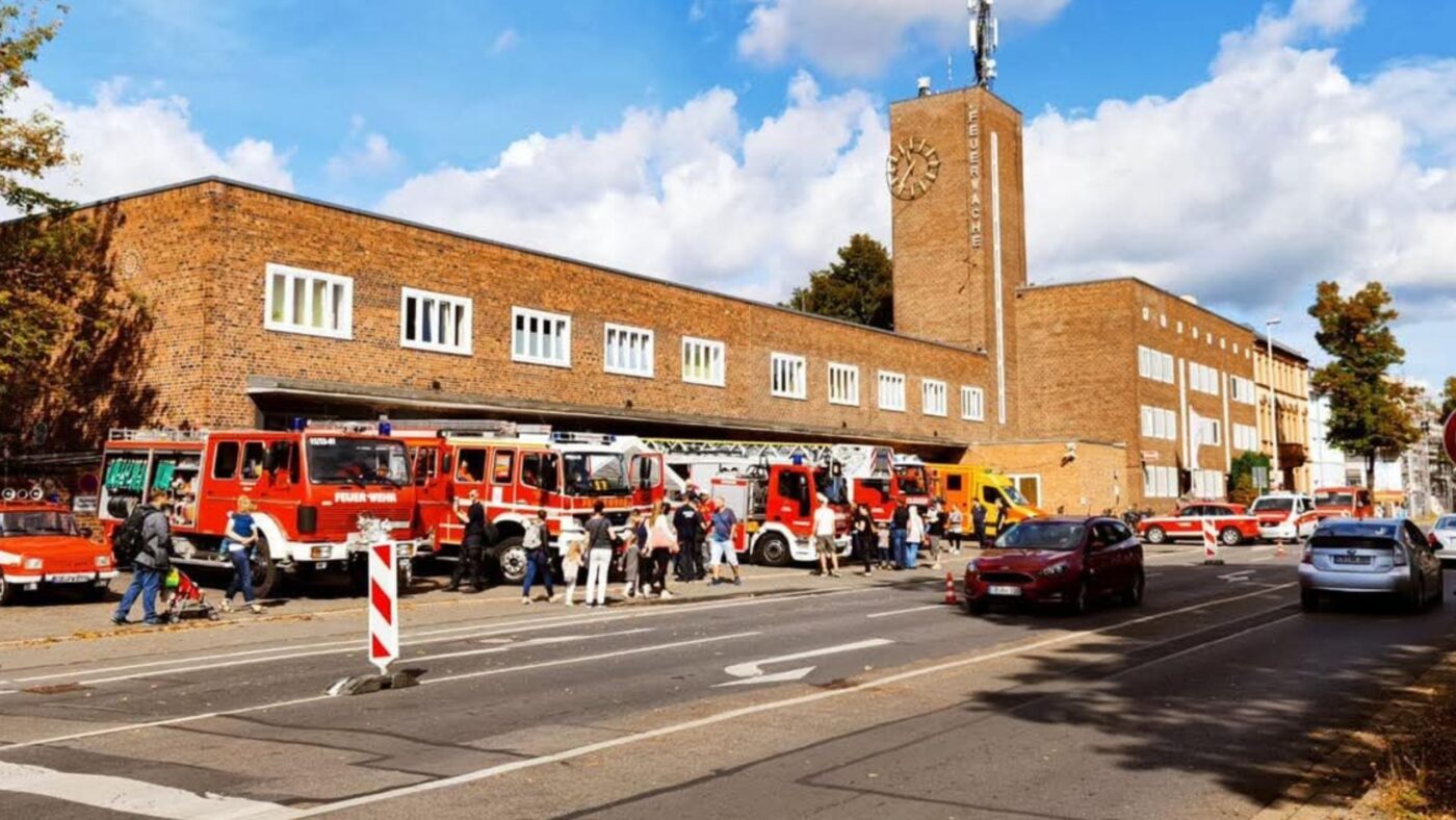 Feuerwehr Sandow zum Tag der offenen Tür (c) Freiwillige Feuerwehr Sandow. Viele Feuerwehrfahrzeuge stehen vor der Wache. Menschen begutachten das.