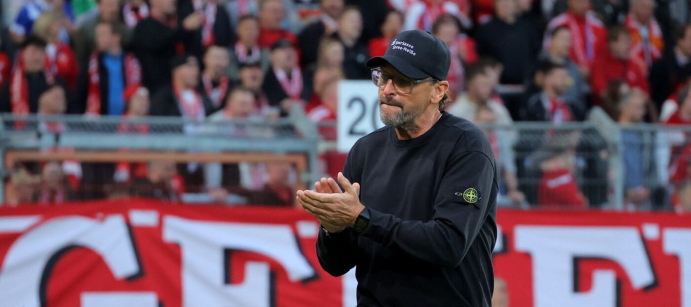 Trainer Claus-Dieter Wollitz (Energie Cottbus) applaudiert seine Mannschaft nach dem Sieg gegen Erzgebirge Aue