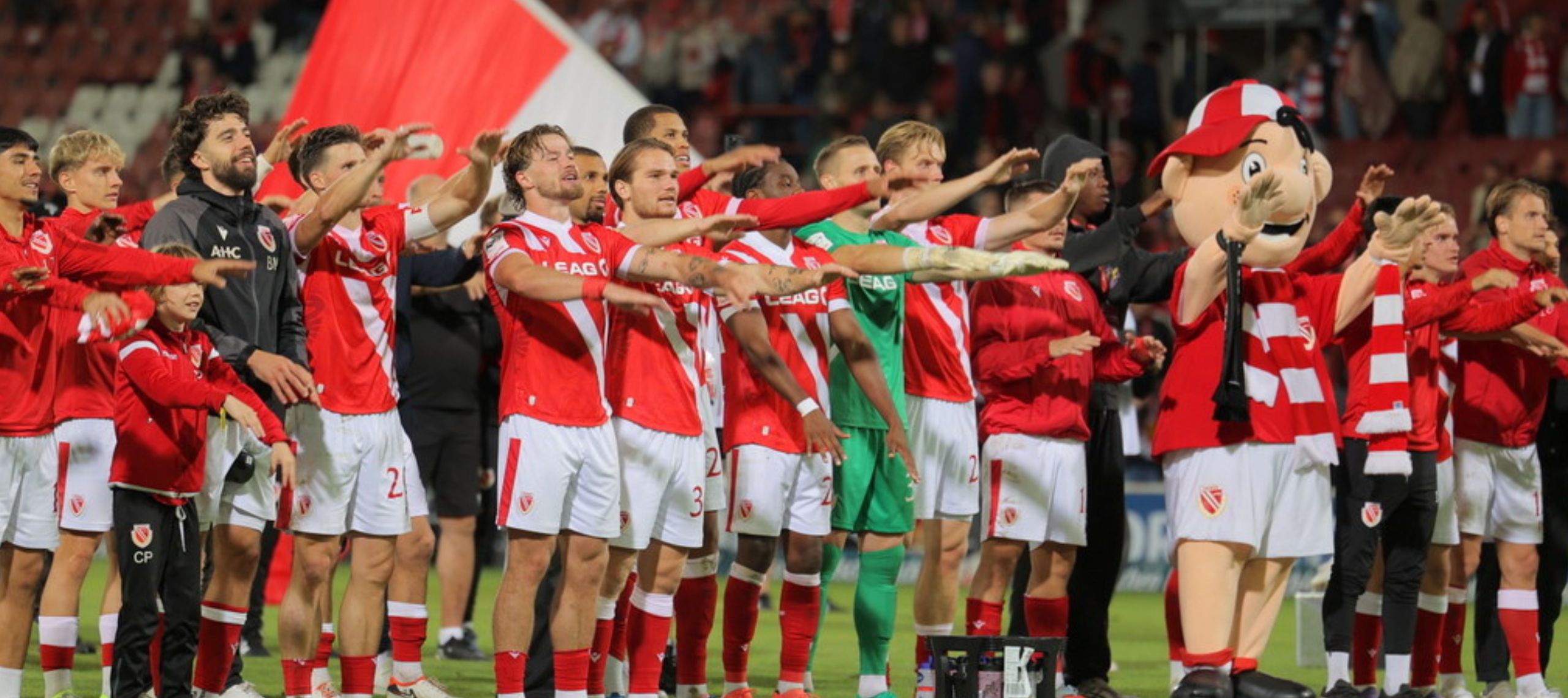 Das Team des FC Energie Cottbus jubelt auf dem Rasen des LEAG Energie Stadions vor seinen Fans nach dem 2:1 Sieg gegen Erzgebirge Aue