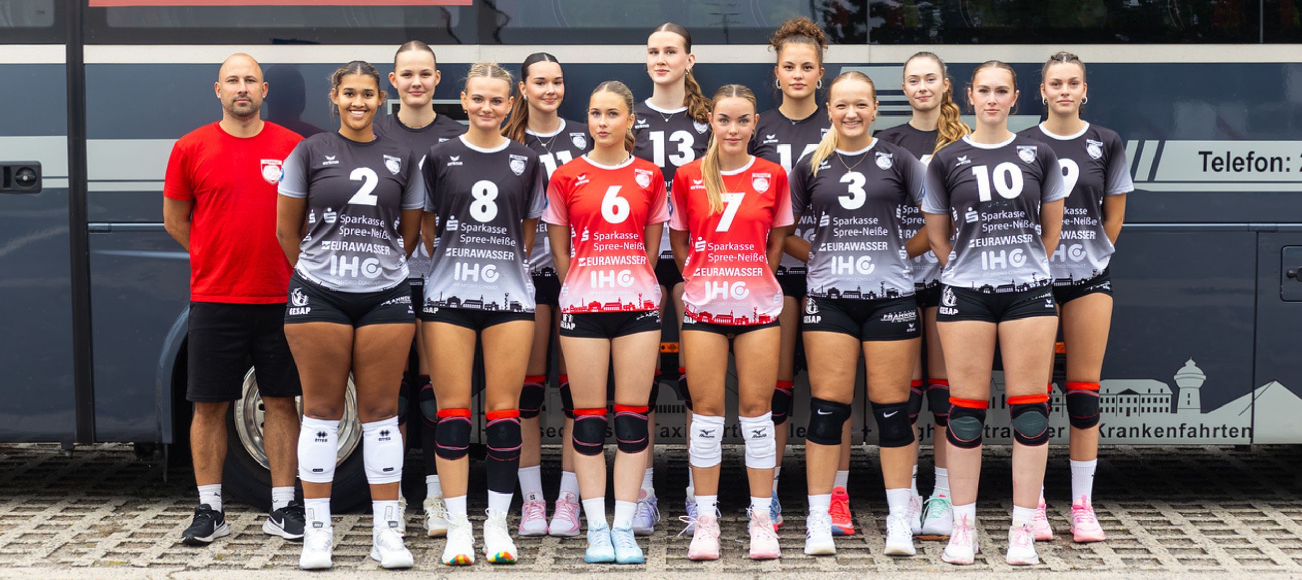 Das offizielle Mannschaftsfoto des SV Energie Cottbus vor der Saison 2025/26 der 2. Frauen Bundesliga Volleyball Nord vor dem Mannschaftsbus des Teams
