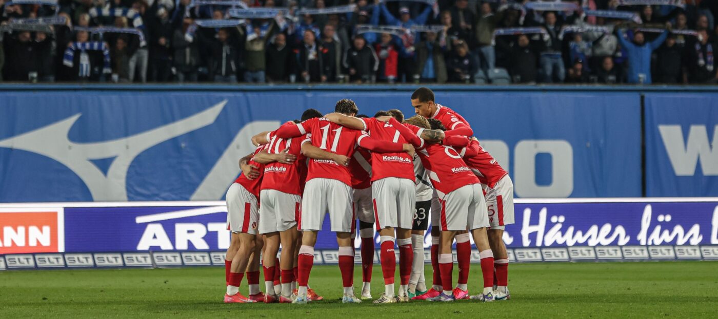 Der FC Enegie Cottbus im Kreis im Stadion des FC Hansa Rostock
