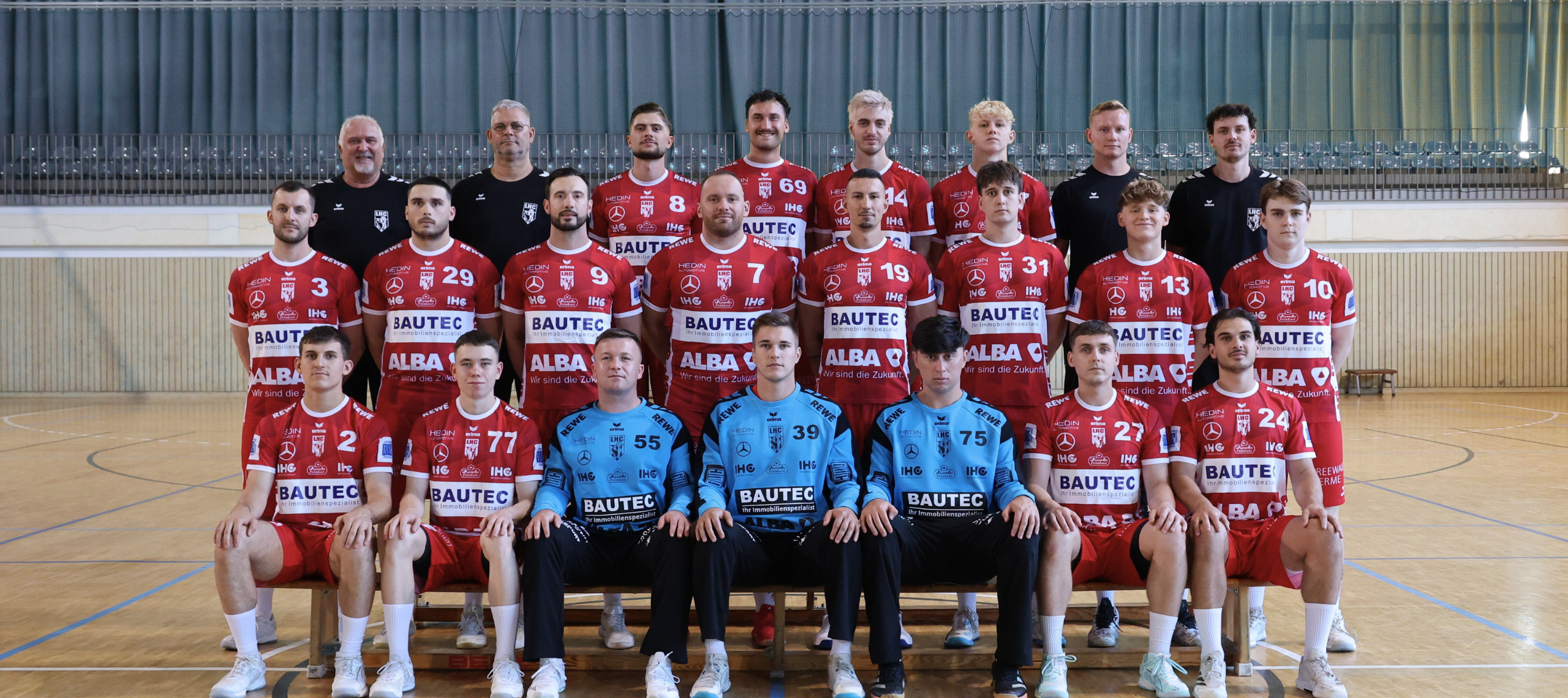 Das Mannschaftsfoto des LHC Cottbus für die Saison 2025/26 aufgenommen in der leeren Lausitz Arena mit allen aktuellen Spielern und dem neuen Trainer Bennet Speed