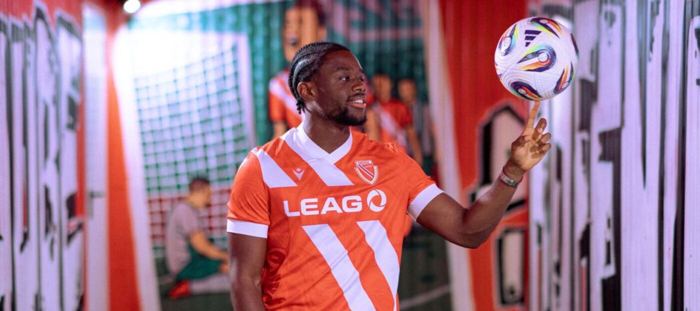 Anderson Lucoqui lässt im rot-weißen Energie-Trikot den Ball auf dem Zeigefinger drehen und steht dabei im LEAG Energie Stadion