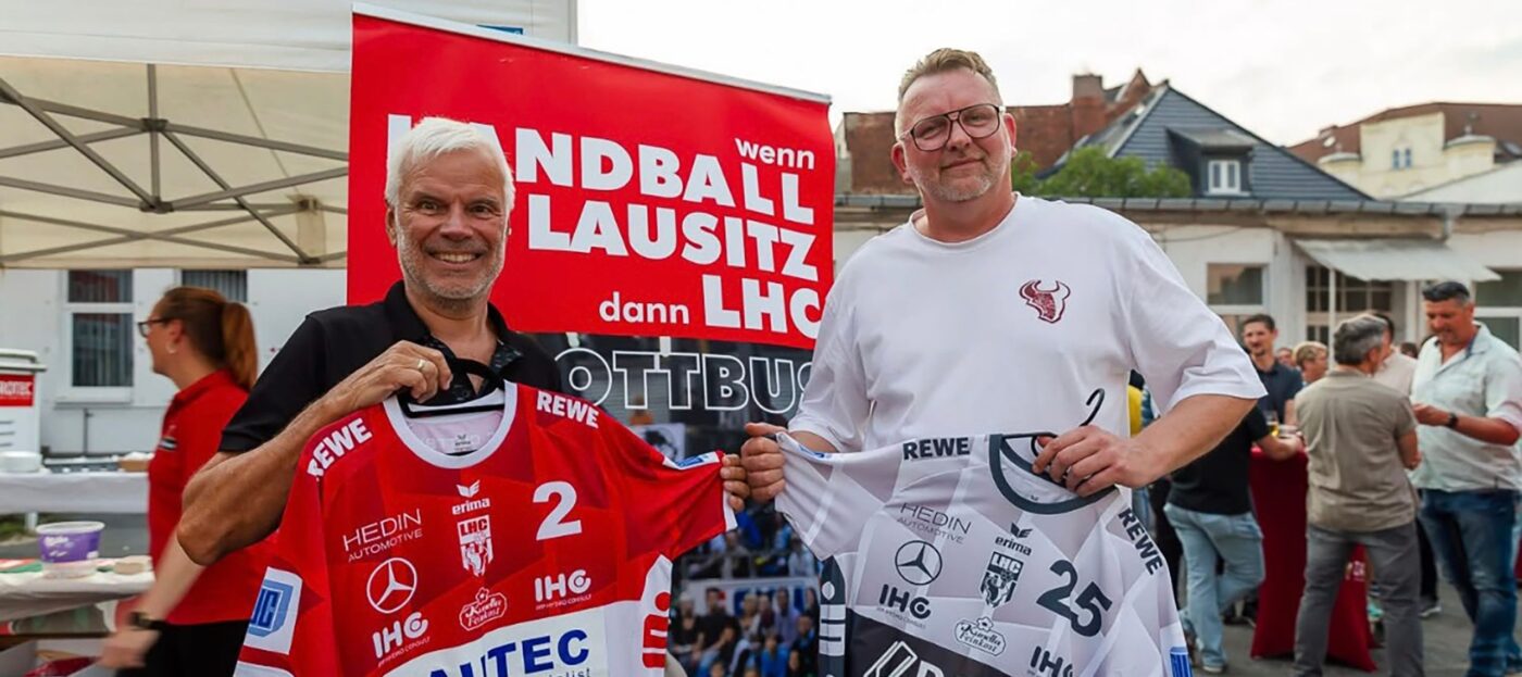 Bautec und Rotec Chef Helmut Rauer und LHC Präsident Kai Weilmünster präsentieren die neuen Heim- und Auswärtstrikots mit den neuen Sponsoren-Schriftzügen der beiden Cottbuser Unternehmen